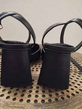 Zapatos de tacón negros con pulsera