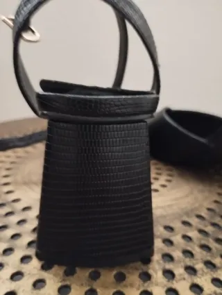 Zapatos de tacón negros con pulsera