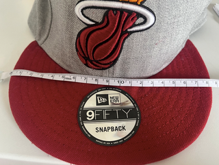 Gorra NBA Miami Heat original gris y roja