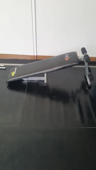 Banco de abdominales y pesas