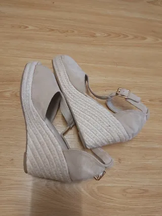 Sandalia cuña beige calza