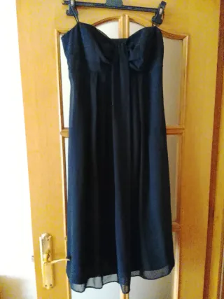 Vestido de fiesta negro corto palabra de honor.