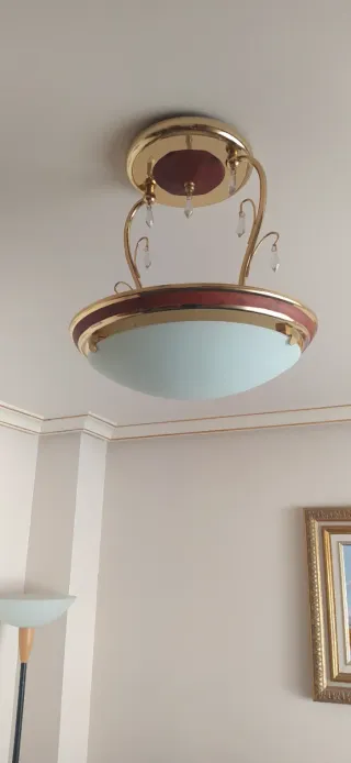 Lámpara de techo marrón y dorado