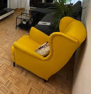 Butaca amarilla con reposapiés IKEA