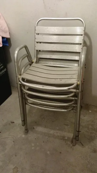 Sillas de aluminio apilables estilo industrial