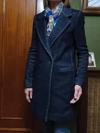 Abrigo azul y gris