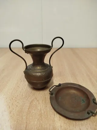 Jarrón y brasero pequeños de bronce antiguo