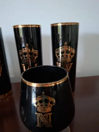 Juego Vasos Tubo y Copas Negras con Dorado