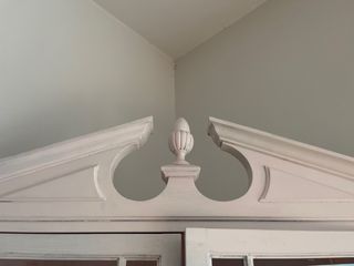 Vetrina angolare vintage bianco e rosa