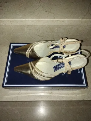 Zapatos de fiesta dorados