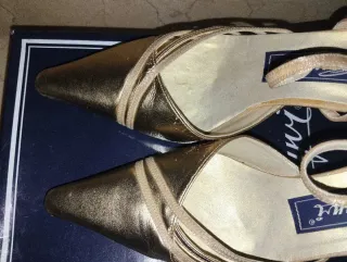 Zapatos de fiesta dorados