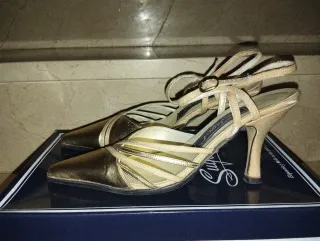 Zapatos de fiesta dorados