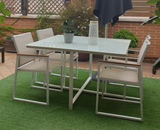 Mesa y 4 sillas de jardín