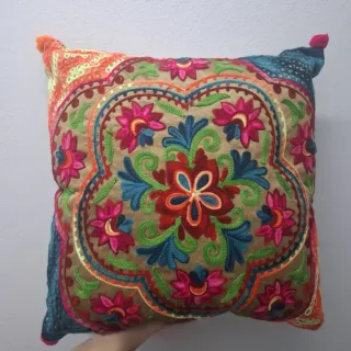 Cojín decorativo bordado multicolor
