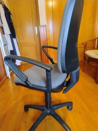 Silla de escritorio y oficina ergonómica gris