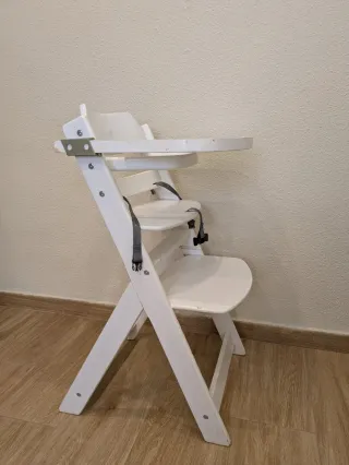 Trona de madera blanca