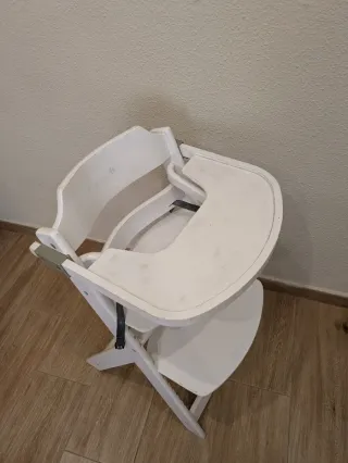 Trona de madera blanca