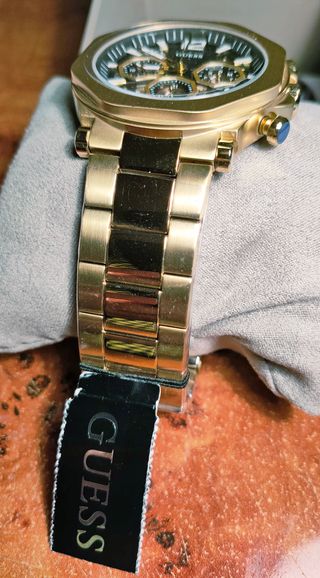Reloj GUESS octogonal, dorado y negro