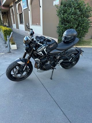 Triumph Trident 660 Negra y Plata