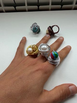 Anillos hechos a mano con abalorios