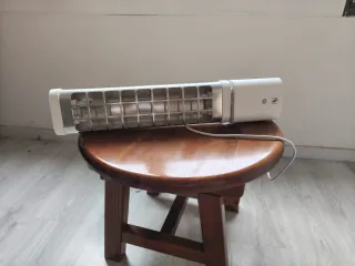 Calefactor plateado y blanco de pared