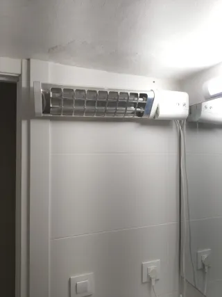Calefactor plateado y blanco de pared