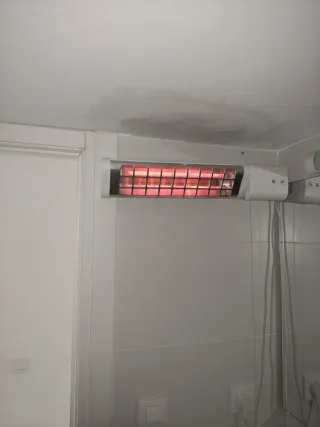 Calefactor plateado y blanco de pared