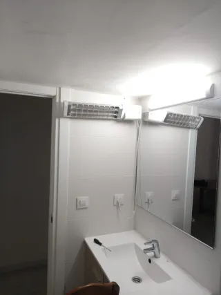Calefactor plateado y blanco de pared