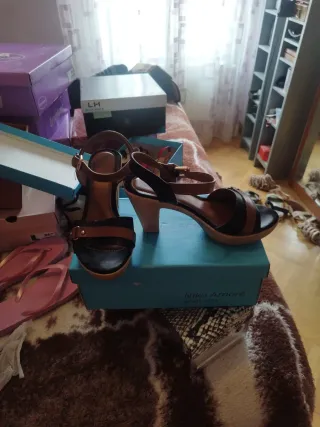 Zapatos de tacón negros y marrones