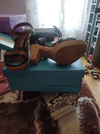 Zapatos de tacón negros y marrones