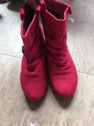 Botines rojos con hebilla