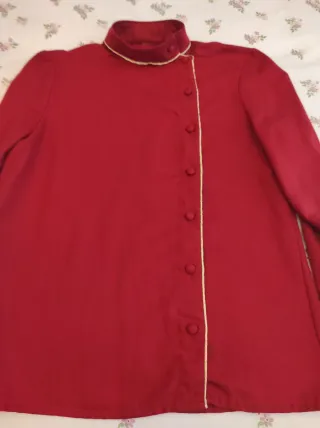 Camisola roja con botones