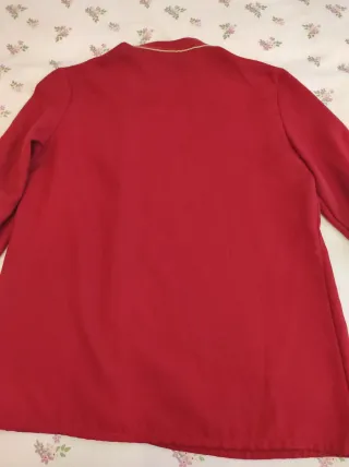 Camisola roja con botones
