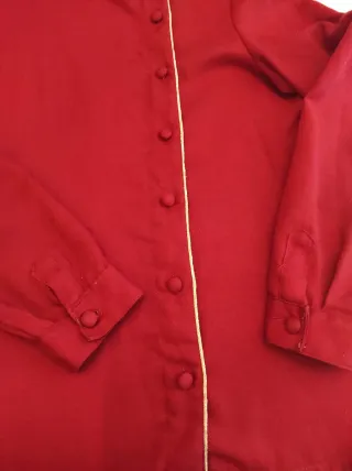 Camisola roja con botones