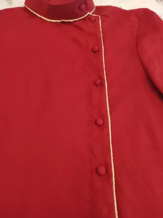 Camisola roja con botones