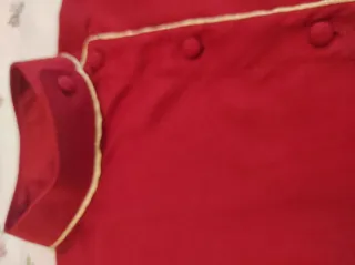 Camisola roja con botones