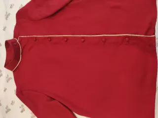 Camisola roja con botones