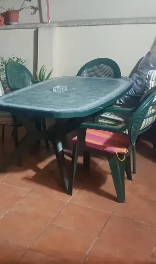 Mesa de jardín y 4 sillas de plástico