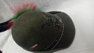 Gorro Alpino Verde con Plumas Rojas