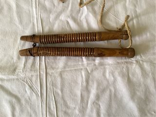 Acial antiguo de madera con cuerda