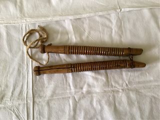 Acial antiguo de madera con cuerda