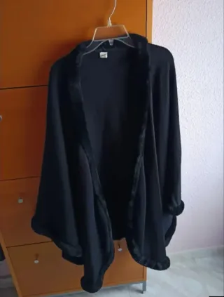 Poncho negro con borde de piel
