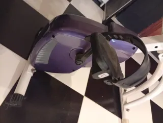 Bicicleta Estática Morada y Blanca.