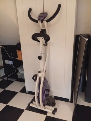 Bicicleta Estática Morada y Blanca.