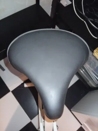 Bicicleta Estática Morada y Blanca.