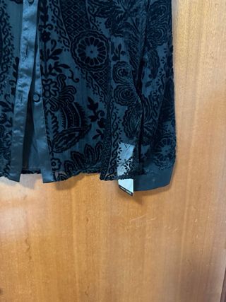 Blusa negra de encaje con estampado floral