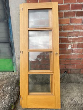 Puerta de madera con 4 cristales