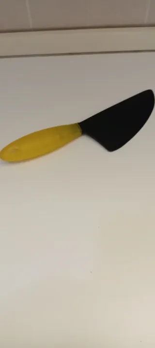 Spatola da cucina blu e nera