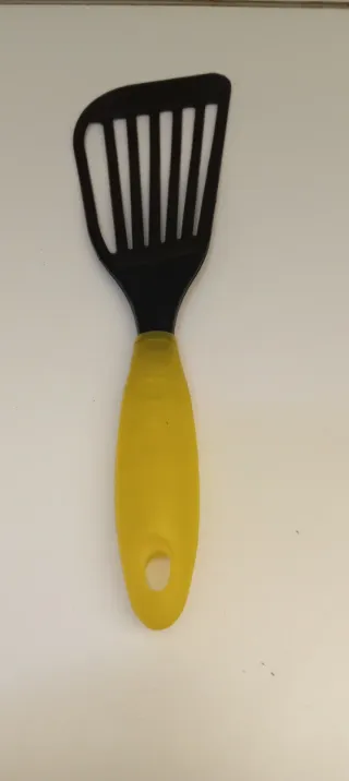 Spatola da cucina blu e nera