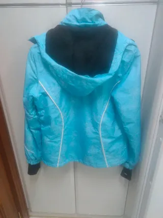Chaqueta azul y blanca
